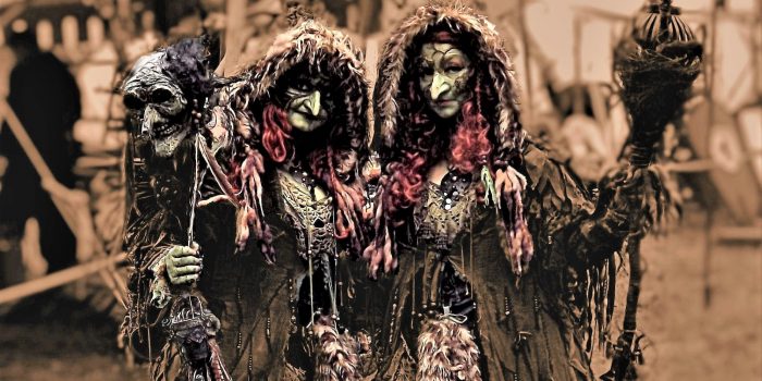 Dos mujeres disfrazadas de Meigas Mujeres disfrazadas de Meigas