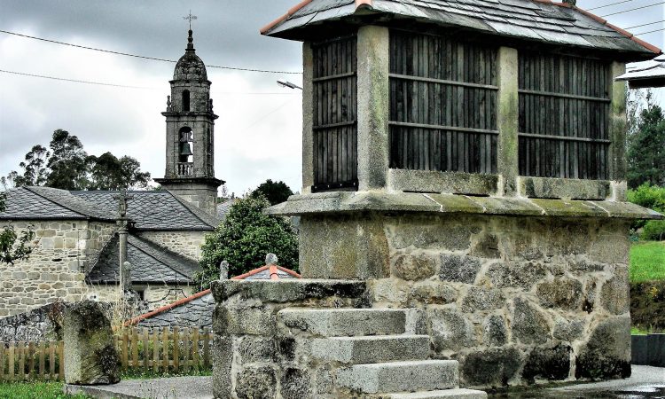Hórreo de granito y pizarra y base de cepa maciza Hórreo de granito y pizarra