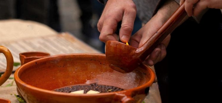 Encendido del aguardiente para la queimada