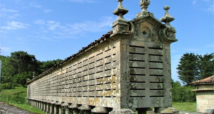 Hórreo de Carnota (Imagen de Dorieo. Fuente Wikipedia) Hórreo de Carnota