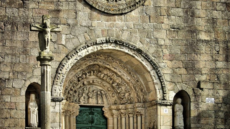 Crucero en la Iglesia Parroquial de Santa María de Azogue en Betanzos Crucero en la Iglesia Parroquial de Santa María de Azogue en Betanzos