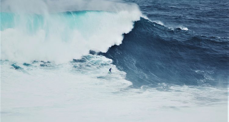Surfer sobre una ola gigante