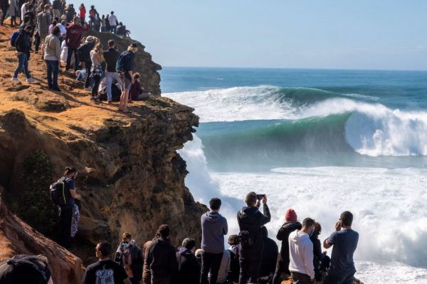 Aficionados en la competición de surf de Nazaré