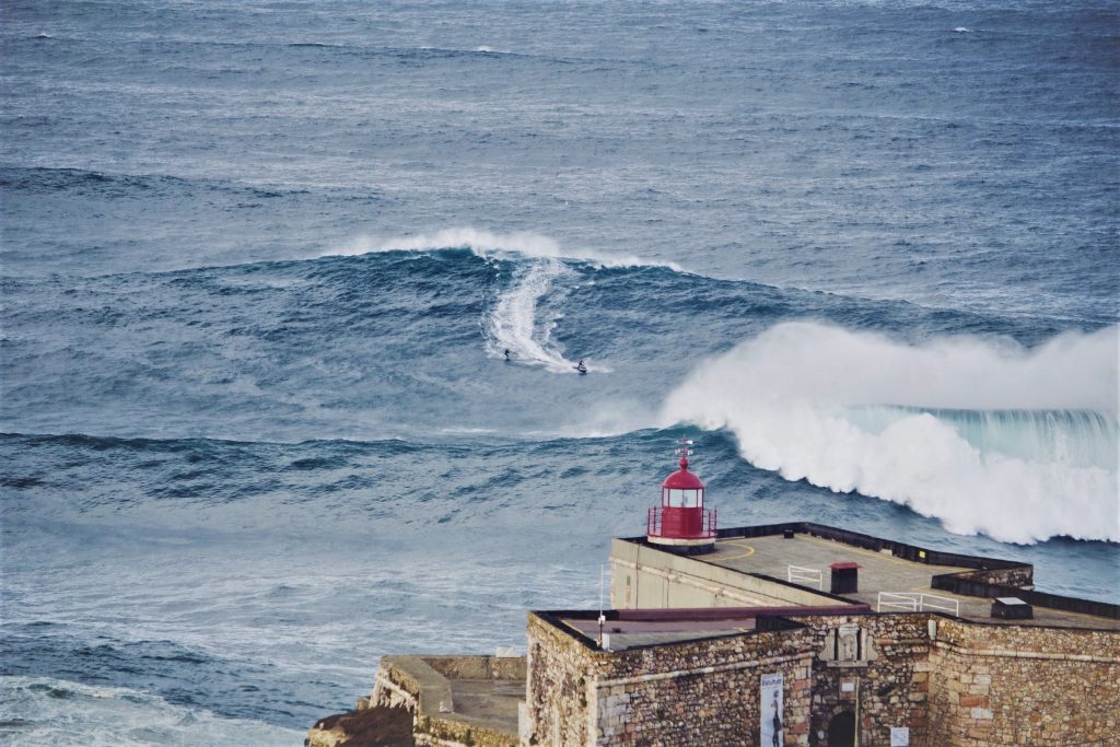 Olas de Nazaré desde el faro de Praia Norte