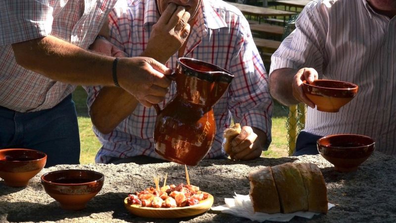 Pulpo y vino en cunca de Galicia