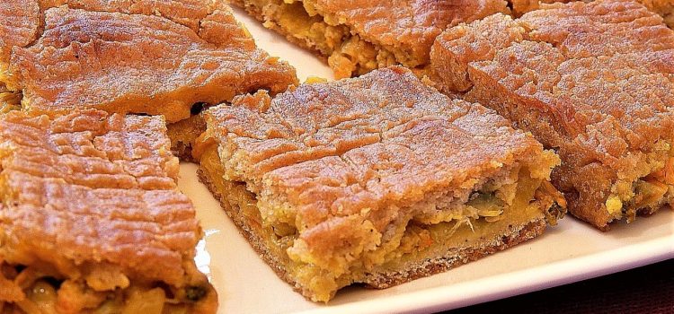 Empanada de maíz. Imagen de Juan Mejuto (via Wikimedia Commons) Empanada de maíz o de millo