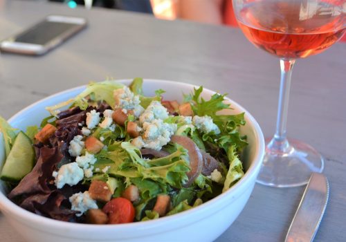 Ensalada con vino rosado