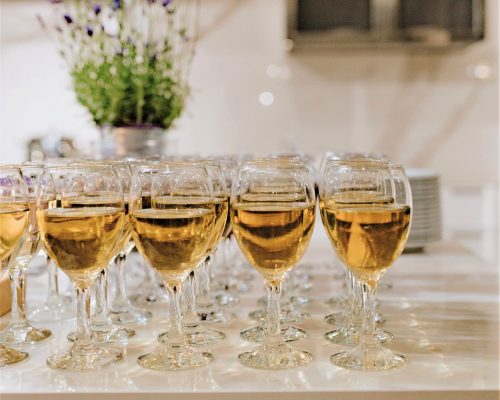 Vinos brisados en tonos dorados oscuros Copas de vino