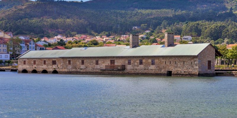 Molino de mareas Pozo de Cachón de Muros (Imagen de Luis Miguel Bugallo Sánchez. Fuente Wikimedia Commons) Molino de mareas Pozo de Cachón en Muros