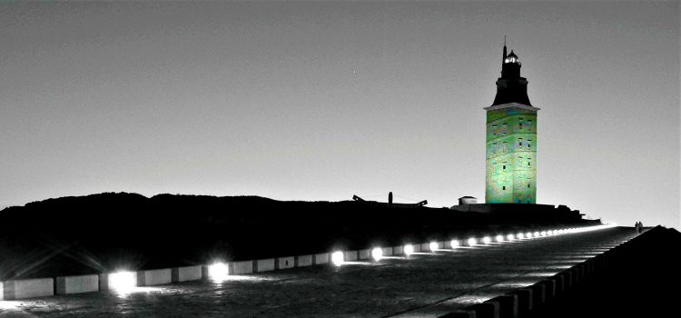 Torre de Hércules iluminada de verde