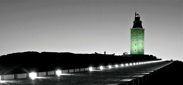 Torre de Hércules iluminada de verde Torre de Hércules iluminada de verde