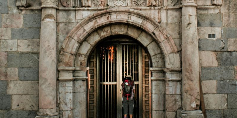 Peregrino en un monasterio Peregrino en la puerta de un monasterio