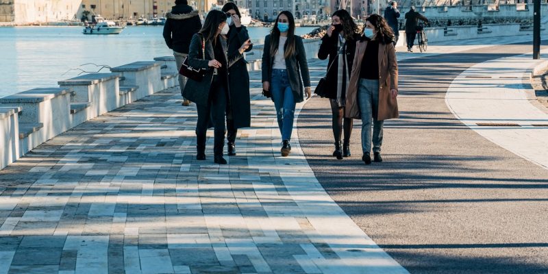 Mujeres paseando con mascarilla