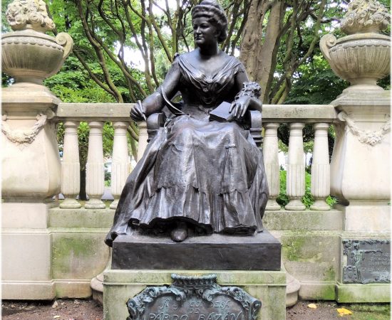 Monumento a Emilia Pardo Bazán en A Coruña