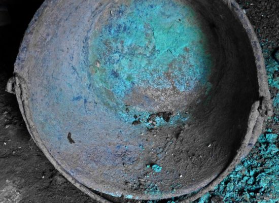 Restos de sulfato de cobre tras su preparación Sulfato de cobre en un cubo