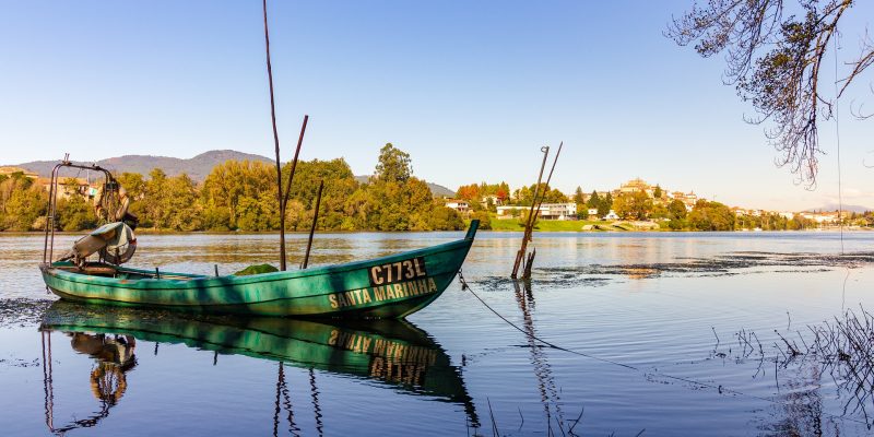 Río Miño a su paso por Tui (al fondo) desde Portugal Río Miño a su paso por Tui