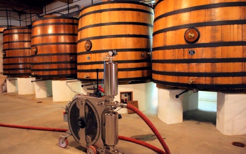 Filtro con bomba y depósitos (fudres) en una bodega Filtro con bomba y depósitos (fudres) en una bodega