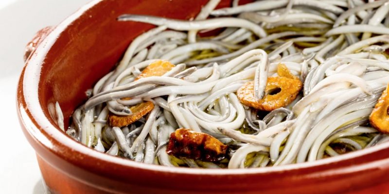 Meixóns en cazuela de barro con ajo y guindilla Meixóns en cazuela de barro con ajo y guindilla