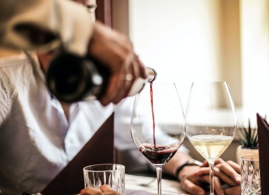 Servicio de vino en un restaurante