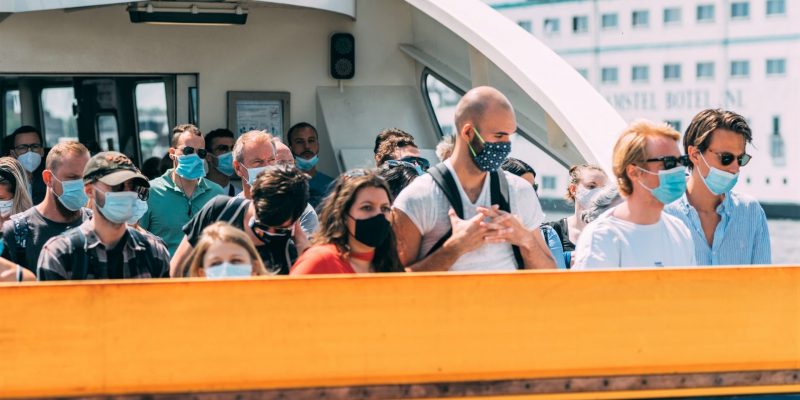 Turistas con mascarilla covid