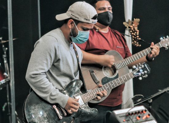 Músicos preparando un concierto durante la pandemia