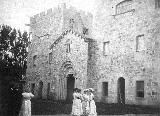 Emilia Pardo Bazán, de espaldas, ante el Pazo de Meirás en construcción en torno al año 1907. (Autor desconocido. Fuente Wikimedia Commons) Emilia Pardo Bazán, de espaldas, ante el Pazo de Meirás en construcción en torno al año 1907. (Autor desconocido. Fuente Wikimedia Commons)