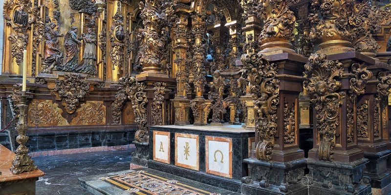 Retablo Mayor de la iglesia San Martín Pinario. Imagen de José Luis Filpo Cabana. Fuente Wikimedia Commons