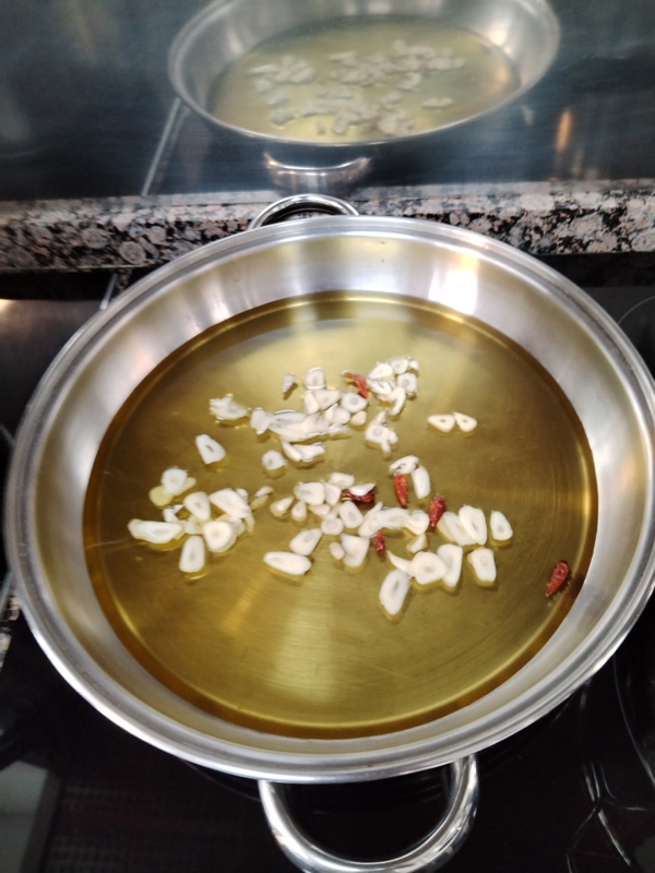 Ajos y cayena en el aceite