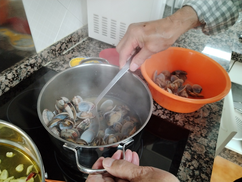 Almejas en vino blanco