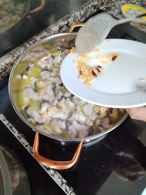 Ajo y cayena sobre cocochas