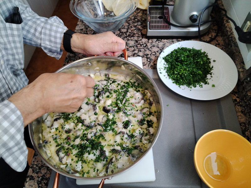 Añadir perejil, almejas y vino